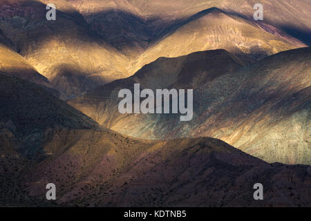 La première lumière sur les collines près de purmamarca, quebrada de humahuacha, province de Jujuy, Argentine Banque D'Images