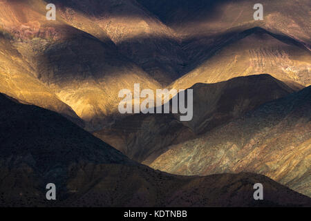 La première lumière sur les collines près de purmamarca, quebrada de humahuacha, province de Jujuy, Argentine Banque D'Images