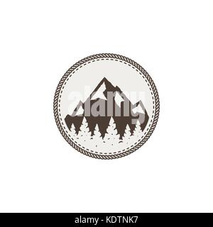 Patch de montagne et autocollant. vintage hand drawn design l'aventure de plein air. Les montagnes, haut symbole de pointe. camping icône. stock vector isolated on white Illustration de Vecteur