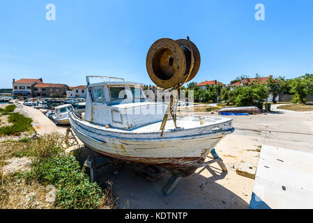 La réparation et la restauration de l'ancien navire de pêche en bois ou en bateau. old weathered bateau de pêche montée sur cale sèche pour les réparations et de rénovation avec Banque D'Images