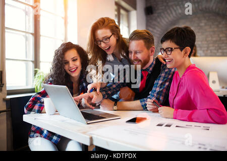 Groupe de jeunes architectes working on laptop Banque D'Images