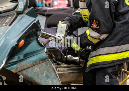 Zamosc/Pologne - août 13,2017 : les pompiers qui travaillent sur un véhicule automobile avec un dégagement d'énergie hydraulique de l'outil de sauvetage Banque D'Images