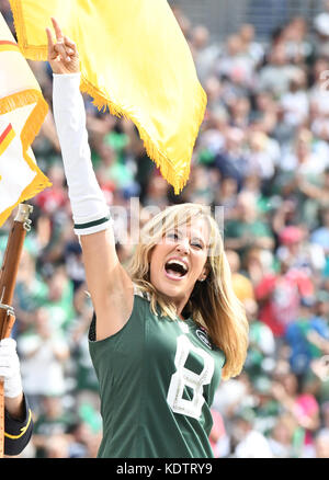 East Rutherford, NJ, États-Unis. 15 octobre 2017. Lillian Garcia Assiste À New York Jets Vs New England Patriots Au Stade Met Life À East Rutherford, New Jersey, Le 15 Octobre 2017 . Crédit : John Palmer/Media Punch/Alay Live News Banque D'Images