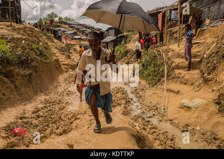 Les réfugiés rohingyas peuvent être vus dans les quartiers situés à l'extérieur des camps de réfugiés actuels à Cox's Bazar, au Bangladesh, le 6 octobre 2017. Photo : Stefanie Glinski/dpa Banque D'Images