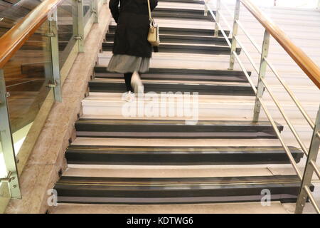 Shanghai, Shanghai, Chine. 15 octobre 2017. Shanghai, CHINE-15 octobre 2017 : (USAGE ÉDITORIAL UNIQUEMENT. CHINE SORTIE). L'escalier du clavier de piano peut être vu dans un centre commercial à Shanghai. Les gens peuvent entendre de la musique incroyable quand ils marchent dans les escaliers, ce qui pourrait encourager plus de gens à marcher seuls au lieu d'utiliser l'ascenseur. Crédit : Sipa Asia/ZUMA Wire/Alamy Live News Banque D'Images