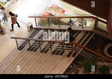 Shanghai, Shanghai, Chine. 15 octobre 2017. Shanghai, CHINE-15 octobre 2017 : (USAGE ÉDITORIAL UNIQUEMENT. CHINE SORTIE). L'escalier du clavier de piano peut être vu dans un centre commercial à Shanghai. Les gens peuvent entendre de la musique incroyable quand ils marchent dans les escaliers, ce qui pourrait encourager plus de gens à marcher seuls au lieu d'utiliser l'ascenseur. Crédit : Sipa Asia/ZUMA Wire/Alamy Live News Banque D'Images