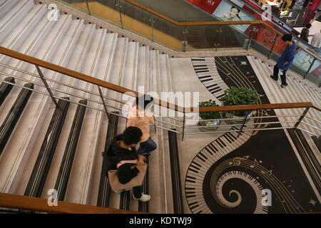 Shanghai, Shanghai, Chine. 15 octobre 2017. Shanghai, CHINE-15 octobre 2017 : (USAGE ÉDITORIAL UNIQUEMENT. CHINE SORTIE). L'escalier du clavier de piano peut être vu dans un centre commercial à Shanghai. Les gens peuvent entendre de la musique incroyable quand ils marchent dans les escaliers, ce qui pourrait encourager plus de gens à marcher seuls au lieu d'utiliser l'ascenseur. Crédit : Sipa Asia/ZUMA Wire/Alamy Live News Banque D'Images