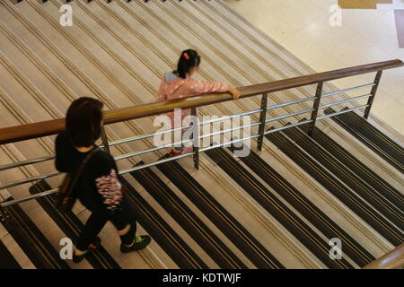 Shanghai, Shanghai, Chine. 15 octobre 2017. Shanghai, CHINE-15 octobre 2017 : (USAGE ÉDITORIAL UNIQUEMENT. CHINE SORTIE). L'escalier du clavier de piano peut être vu dans un centre commercial à Shanghai. Les gens peuvent entendre de la musique incroyable quand ils marchent dans les escaliers, ce qui pourrait encourager plus de gens à marcher seuls au lieu d'utiliser l'ascenseur. Crédit : Sipa Asia/ZUMA Wire/Alamy Live News Banque D'Images