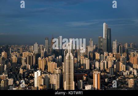 Guangzhou, Chine. 16 octobre 2017. (USAGE ÉDITORIAL UNIQUEMENT. CHINE SORTIE). Paysage urbain de Guangzhou, province du Guangdong du sud de la Chine. Guangzhou, traditionnellement romanisé comme Canton, est la capitale et la ville la plus peuplée de la province de Guangdong dans le sud de la Chine. Situé sur la rivière des perles à environ 120 km (75 mi) au nord-nord-ouest de Hong Kong et 145 km (90 mi) au nord de Macao, Guangzhou a une histoire de plus de 2 200 ans et a été un terminus majeur de la route de la soie maritime et continue de servir de port et de plaque tournante de transport majeur aujourd'hui. Crédit : ZUMA Press, Inc/Alamy Live News Banque D'Images