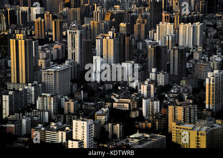 Guangzhou, Chine. 16 octobre 2017. (USAGE ÉDITORIAL UNIQUEMENT. CHINE SORTIE). Paysage urbain de Guangzhou, province du Guangdong du sud de la Chine. Guangzhou, traditionnellement romanisé comme Canton, est la capitale et la ville la plus peuplée de la province de Guangdong dans le sud de la Chine. Situé sur la rivière des perles à environ 120 km (75 mi) au nord-nord-ouest de Hong Kong et 145 km (90 mi) au nord de Macao, Guangzhou a une histoire de plus de 2 200 ans et a été un terminus majeur de la route de la soie maritime et continue de servir de port et de plaque tournante de transport majeur aujourd'hui. Crédit : ZUMA Press, Inc/Alamy Live News Banque D'Images