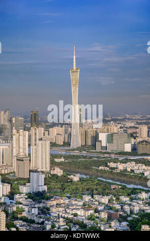 Guangzhou, Chine. 16 octobre 2017. (USAGE ÉDITORIAL UNIQUEMENT. CHINE SORTIE). Paysage urbain de Guangzhou, province du Guangdong du sud de la Chine. Guangzhou, traditionnellement romanisé comme Canton, est la capitale et la ville la plus peuplée de la province de Guangdong dans le sud de la Chine. Situé sur la rivière des perles à environ 120 km (75 mi) au nord-nord-ouest de Hong Kong et 145 km (90 mi) au nord de Macao, Guangzhou a une histoire de plus de 2 200 ans et a été un terminus majeur de la route de la soie maritime et continue de servir de port et de plaque tournante de transport majeur aujourd'hui. Crédit : ZUMA Press, Inc/Alamy Live News Banque D'Images