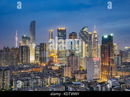 Guangzhou, Chine. 16 octobre 2017. (USAGE ÉDITORIAL UNIQUEMENT. CHINE SORTIE). Paysage urbain de Guangzhou, province du Guangdong du sud de la Chine. Guangzhou, traditionnellement romanisé comme Canton, est la capitale et la ville la plus peuplée de la province de Guangdong dans le sud de la Chine. Situé sur la rivière des perles à environ 120 km (75 mi) au nord-nord-ouest de Hong Kong et 145 km (90 mi) au nord de Macao, Guangzhou a une histoire de plus de 2 200 ans et a été un terminus majeur de la route de la soie maritime et continue de servir de port et de plaque tournante de transport majeur aujourd'hui. Crédit : ZUMA Press, Inc/Alamy Live News Banque D'Images