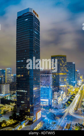 Guangzhou, Chine. 16 octobre 2017. (USAGE ÉDITORIAL UNIQUEMENT. CHINE SORTIE). Paysage urbain de Guangzhou, province du Guangdong du sud de la Chine. Guangzhou, traditionnellement romanisé comme Canton, est la capitale et la ville la plus peuplée de la province de Guangdong dans le sud de la Chine. Situé sur la rivière des perles à environ 120 km (75 mi) au nord-nord-ouest de Hong Kong et 145 km (90 mi) au nord de Macao, Guangzhou a une histoire de plus de 2 200 ans et a été un terminus majeur de la route de la soie maritime et continue de servir de port et de plaque tournante de transport majeur aujourd'hui. Crédit : ZUMA Press, Inc/Alamy Live News Banque D'Images