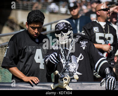 Oakland, États-Unis. 15 Oct, 2017. Les aventuriers lors de la NFL football match entre Los Angeles et l'Oakland Raiders Chargeurs 17-16 perdu au O.co Coliseum Stadium Oakland Californie Crédit : Cal Sport Media/Alamy Live News Banque D'Images