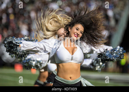 Oakland, États-Unis. 15 Oct, 2017. Raiderettes au cours de la NFL football match entre Los Angeles et l'Oakland Raiders Chargeurs 17-16 perdu au O.co Coliseum Stadium Oakland Californie Crédit : Cal Sport Media/Alamy Live News Banque D'Images