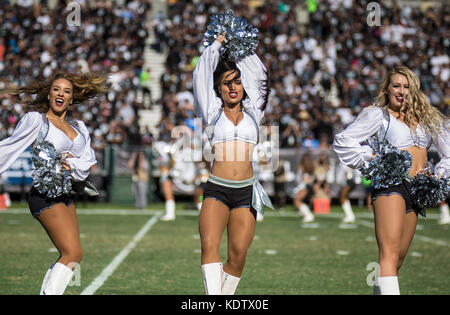 Oakland, États-Unis. 15 Oct, 2017. Raiderettes au cours de la NFL football match entre Los Angeles et l'Oakland Raiders Chargeurs 17-16 perdu au O.co Coliseum Stadium Oakland Californie Crédit : Cal Sport Media/Alamy Live News Banque D'Images