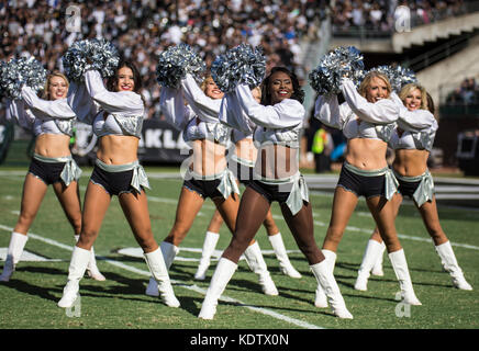 Oakland, États-Unis. 15 Oct, 2017. Raiderettes au cours de la NFL football match entre Los Angeles et l'Oakland Raiders Chargeurs 17-16 perdu au O.co Coliseum Stadium Oakland Californie Crédit : Cal Sport Media/Alamy Live News Banque D'Images