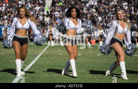 Oakland, États-Unis. 15 Oct, 2017. Raiderettes au cours de la NFL football match entre Los Angeles et l'Oakland Raiders Chargeurs 17-16 perdu au O.co Coliseum Stadium Oakland Californie Crédit : Cal Sport Media/Alamy Live News Banque D'Images