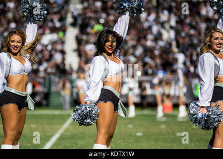 Oakland, États-Unis. 15 Oct, 2017. Raiderettes au cours de la NFL football match entre Los Angeles et l'Oakland Raiders Chargeurs 17-16 perdu au O.co Coliseum Stadium Oakland Californie Crédit : Cal Sport Media/Alamy Live News Banque D'Images