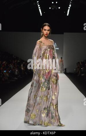 Shanghai, Chine. 15 octobre 2017. Un mannequin présente une création de WANGFENG lors de la semaine de mode printemps/été 2018 à Shanghai, à l'est de la Chine, Oct. 15, 2017. Crédit : Guo Changyao/Xinhua/Alamy Live News Banque D'Images