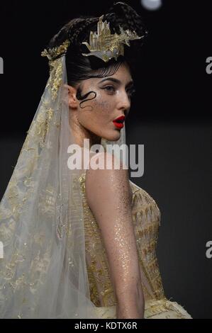 Shanghai, Chine. 15 octobre 2017. Un mannequin présente une création de WANGFENG lors de la semaine de mode printemps/été 2018 à Shanghai, à l'est de la Chine, Oct. 15, 2017. Crédit : Guo Changyao/Xinhua/Alamy Live News Banque D'Images