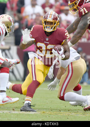 Washington Redskins Running Back Samaje Perine (32) porte le ballon dans le deuxième quart-temps contre les 49ers de San Francisco au FedEx Field à Landover, Maryland le dimanche 15 octobre 2017. Crédit : Ron Sachs/CNP - AUCUN SERVICE DE FIL - photo : Ron Sachs/Consolidated News photos/Ron Sachs - CNP Banque D'Images