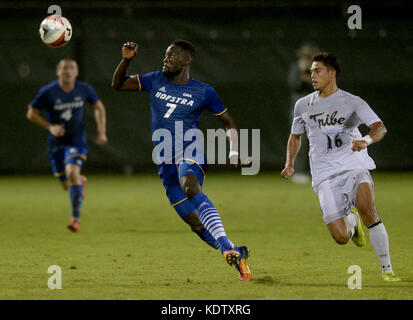 Williamsburg, VA, États-Unis d'Amérique. 14Th Oct, 2017. 20171014 - terrain de Hofstra MESHACK ESHUN ADDY (7) pauses après la balle contre William et Mary defender HRISTO BUSTAMANTE (16) dans la seconde moitié au stade de la famille Martin à Williamsburg, en Virginie Crédit : Chuck Myers/ZUMA/Alamy Fil Live News Banque D'Images