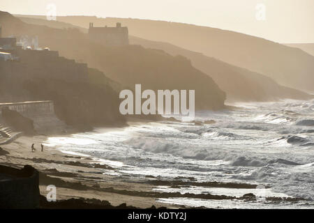 Porthleven, Cornwall, UK. 16 Oct, 2017. Météo britannique. Des coups de vent de l'ouragan Ophelia ex Malaxe jusqu'une mer à la station balnéaire de Porthleven à Cornwall. Crédit photo : Graham Hunt/Alamy Live News Banque D'Images