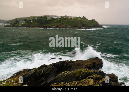 Cornwall, UK. 16 oct, 2017. uk. météo Tempête ophelia château de St Catherine, 16/10/2017/readymoney fowey, Cornwall, uk tempête ophelia rend les côtes de fowey cornwall comme c'est plein de force. crédit : james pearce/Alamy live news Banque D'Images