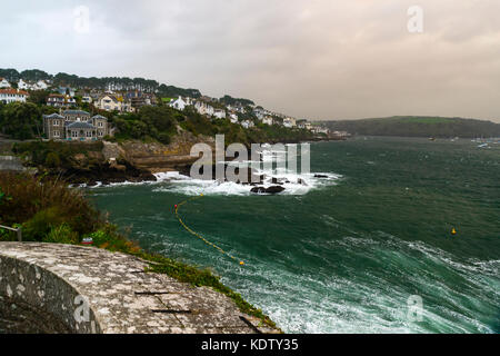 Cornwall, UK. 16 oct, 2017. uk. météo Tempête ophelia château de St Catherine, 16/10/2017/readymoney fowey, Cornwall, uk tempête ophelia rend les côtes de fowey cornwall comme c'est plein de force. crédit : james pearce/Alamy live news Banque D'Images