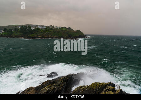 Cornwall, UK. 16 oct, 2017. uk. météo Tempête ophelia château de St Catherine, 16/10/2017/readymoney fowey, Cornwall, uk tempête ophelia rend les côtes de fowey cornwall comme c'est plein de force. crédit : james pearce/Alamy live news Banque D'Images