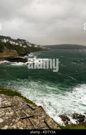 Cornwall, UK. 16 oct, 2017. uk. météo Tempête ophelia château de St Catherine, 16/10/2017/readymoney fowey, Cornwall, uk tempête ophelia rend les côtes de fowey cornwall comme c'est plein de force. crédit : james pearce/Alamy live news Banque D'Images