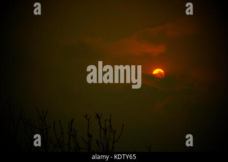 Aberystwyth, pays de Galles, Royaume-Uni. 16th octobre 2017. Alors que Storm Ophelia approche de la côte ouest du pays de Galles, le soleil de jour devient un rouge vif sur Aberystwyth. Crédit : Alan Hale/Alay Live News Banque D'Images