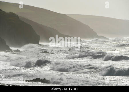 Porthleven, Cornwall, UK. 16 Oct, 2017. Météo britannique. Des coups de vent de l'ouragan Ophelia ex Malaxe jusqu'une mer à la station balnéaire de Porthleven à Cornwall. Crédit photo : Graham Hunt/Alamy Live News Banque D'Images