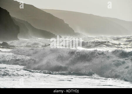 Porthleven, Cornwall, UK. 16 Oct, 2017. Météo britannique. Des coups de vent de l'ouragan Ophelia ex Malaxe jusqu'une mer à la station balnéaire de Porthleven à Cornwall. Crédit photo : Graham Hunt/Alamy Live News Banque D'Images