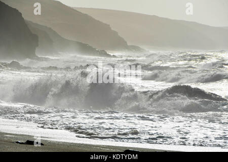 Porthleven, Cornwall, UK. 16 Oct, 2017. Météo britannique. Des coups de vent de l'ouragan Ophelia ex Malaxe jusqu'une mer à la station balnéaire de Porthleven à Cornwall. Crédit photo : Graham Hunt/Alamy Live News Banque D'Images