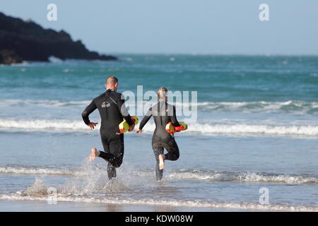 Newquay, Royaume-Uni. 16 octobre 2017. Météo Royaume-Uni. De forts vents au large de l'ex-ouragan Ophelia rasent les hauts vagues sur la côte nord de Cornwall sur Fistral Beach. Les sauveteurs pratiquent les sauvetages en mer. Crédit : Nicholas Burningham/Alay Live News Banque D'Images