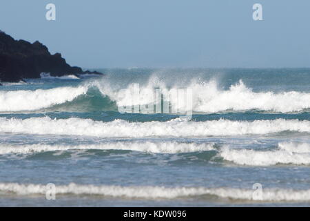 Newquay, Royaume-Uni. 16 octobre 2017. Météo Royaume-Uni. De forts vents au large de l'ex-ouragan Ophelia rasent les hauts vagues sur la côte nord de Cornwall sur Fistral Beach. Crédit : Nicholas Burningham/Alay Live News Banque D'Images