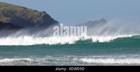 Newquay, Royaume-Uni. 16 octobre 2017. Météo Royaume-Uni. De forts vents au large de l'ex-ouragan Ophelia rasent les hauts vagues sur la côte nord de Cornwall sur Fistral Beach. Crédit : Nicholas Burningham/Alay Live News Banque D'Images