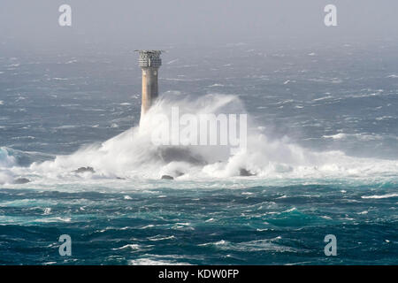 Lands End, Cornwall, UK. 16 Oct, 2017. Météo britannique. Des coups de vent de l'ouragan Ophelia ex Malaxe jusqu'immense mer déchaînée contre l'accident spectaculaire qui phare drakkars au large de la côte de Lands End en Cornouailles. Crédit photo : Graham Hunt/Alamy Live News Banque D'Images