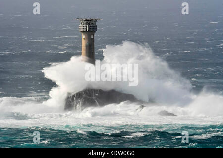 Lands End, Cornwall, UK. 16 Oct, 2017. Météo britannique. Des coups de vent de l'ouragan Ophelia ex Malaxe jusqu'immense mer déchaînée contre l'accident spectaculaire qui phare drakkars au large de la côte de Lands End en Cornouailles. Crédit photo : Graham Hunt/Alamy Live News Banque D'Images