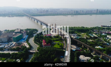 (171016) -- PÉKIN, Oct. 16, 2017 (Xinhua) -- photo prise le 10 mai 2017 montre le pont du fleuve Yangtze de Nanjing dans la province du Jiangsu, dans l'est de la Chine. Le Yangtze, troisième plus long fleuve du monde, traverse neuf provinces chinoises et deux municipalités, couvrant 2,05 millions de km2 La ceinture économique du fleuve Yangtsé, qui représente plus de 40 % de la population nationale et du PIB, est un nouveau moteur de croissance pour le pays, réduisant l'écart de développement entre les régions de l'est, du centre et de l'ouest. (Xinhua/Han Yuqing)(mcg) Banque D'Images