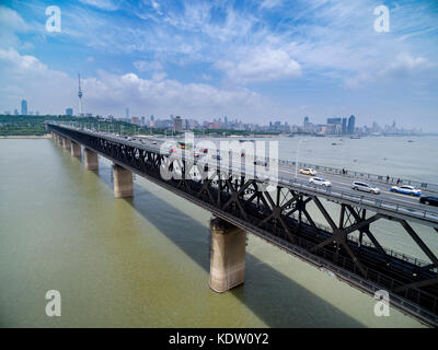 (171016) -- PÉKIN, Oct. 16, 2017 (Xinhua) -- photo prise le 8 mai 2017 montre le pont du fleuve Wuhan Yangtze dans la province du Hubei, en Chine centrale. Le Yangtze, troisième plus long fleuve du monde, traverse neuf provinces chinoises et deux municipalités, couvrant 2,05 millions de km2 La ceinture économique du fleuve Yangtsé, qui représente plus de 40 % de la population nationale et du PIB, est un nouveau moteur de croissance pour le pays, réduisant l'écart de développement entre les régions de l'est, du centre et de l'ouest. (Xinhua/Xiong Qi)(mcg) Banque D'Images