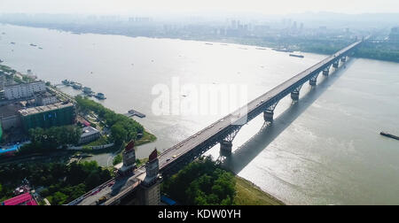 (171016) -- PÉKIN, Oct. 16, 2017 (Xinhua) -- photo prise le 10 mai 2017 montre le pont du fleuve Yangtze de Nanjing dans la province du Jiangsu, dans l'est de la Chine. Le Yangtze, troisième plus long fleuve du monde, traverse neuf provinces chinoises et deux municipalités, couvrant 2,05 millions de km2 La ceinture économique du fleuve Yangtsé, qui représente plus de 40 % de la population nationale et du PIB, est un nouveau moteur de croissance pour le pays, réduisant l'écart de développement entre les régions de l'est, du centre et de l'ouest. (Xinhua/Han Yuqing)(mcg) Banque D'Images