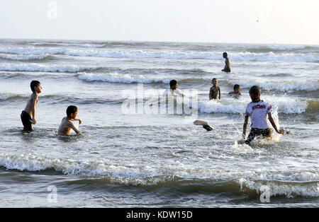 Les résidents de Karachi se réunissent à Clifton Beach pendant une agréable soirée après une chaude journée de saison estivale, à Karachi le dimanche 15 octobre 2017. Banque D'Images