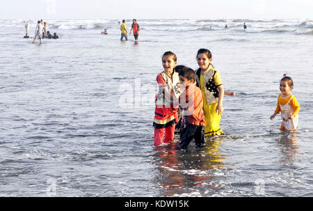 Les résidents de Karachi se réunissent à Clifton Beach pendant une agréable soirée après une chaude journée de saison estivale, à Karachi le dimanche 15 octobre 2017. Banque D'Images