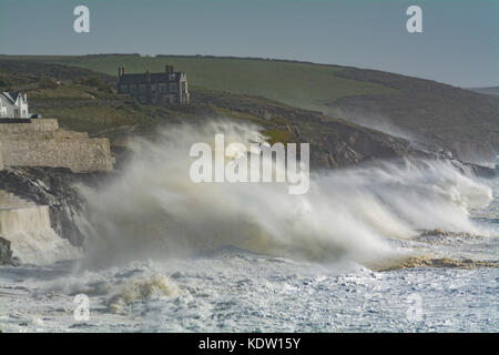 Porthleven, Cornwall, UK. 16 Oct, 2017. Météo britannique. Les vents et les vagues continuent d'augmenter dans l'extrême sud à l'ouest de Cornwall que storm Ophelia continue. Crédit : Simon Maycock/Alamy Live News Banque D'Images