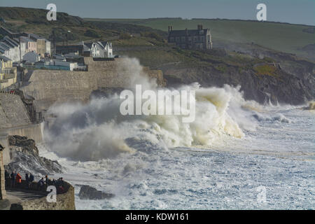 Porthleven, Cornwall, UK. 16 Oct, 2017. Météo britannique. Les vents et les vagues continuent d'augmenter dans l'extrême sud à l'ouest de Cornwall que storm Ophelia continue. Crédit : Simon Maycock/Alamy Live News Banque D'Images