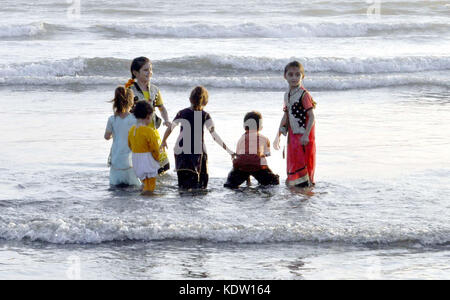 Les résidents de Karachi se réunissent à Clifton Beach pendant une agréable soirée après une chaude journée de saison estivale, à Karachi le dimanche 15 octobre 2017. Banque D'Images