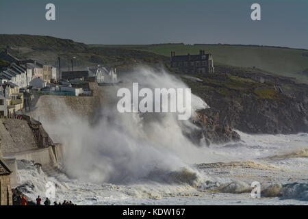 Porthleven, Cornwall, UK. 16 Oct, 2017. Météo britannique. Les vents et les vagues continuent d'augmenter dans l'extrême sud à l'ouest de Cornwall que storm Ophelia continue. Crédit : Simon Maycock/Alamy Live News Banque D'Images